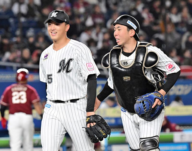 ２回を投げ終えベンチに戻る千葉ロッテ・田中晴（左）と捕手寺地