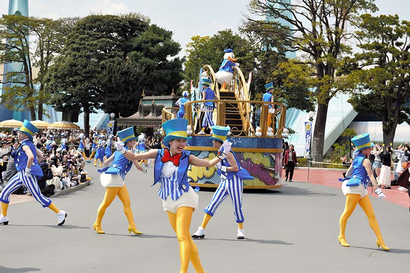 華麗に踊るダンサーと共に進むドナルドのフロート＝７日、浦安市の東京ディズニーランド