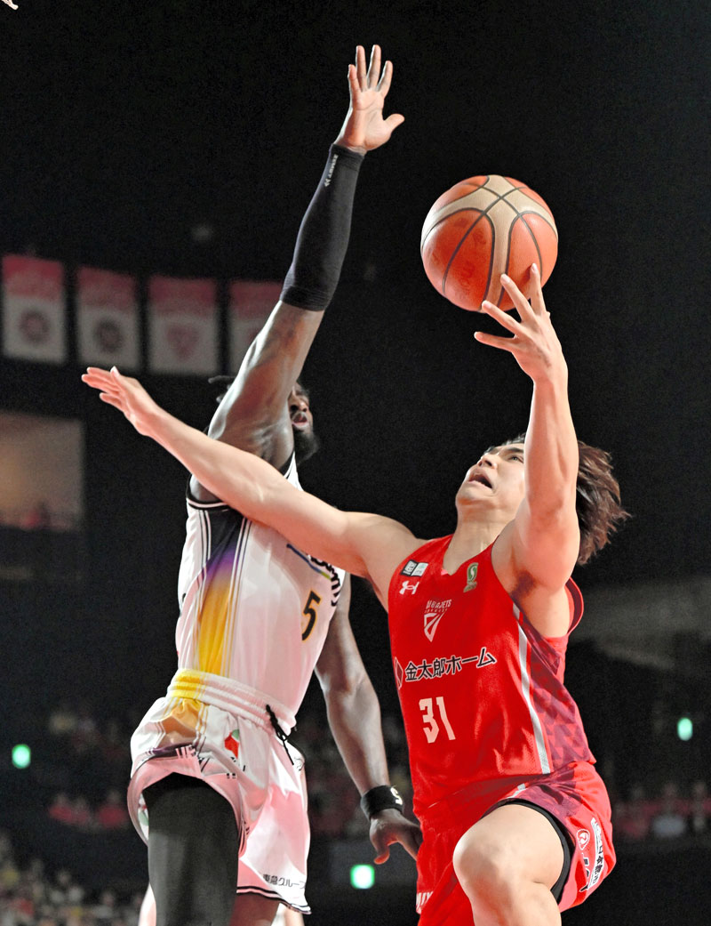 千葉Ｊ－ＳＲ渋谷　第１クオーター、シュートを狙う千葉Ｊ・原（右）＝ららアリーナ東京ベイ