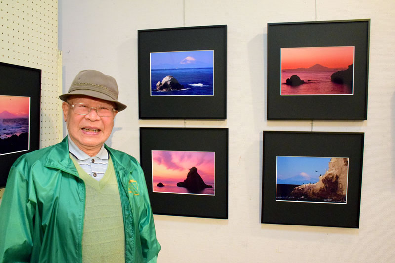 「房総の富士山」をテーマに作品を披露した成瀬さん=茂原市立美術館・郷土資料館