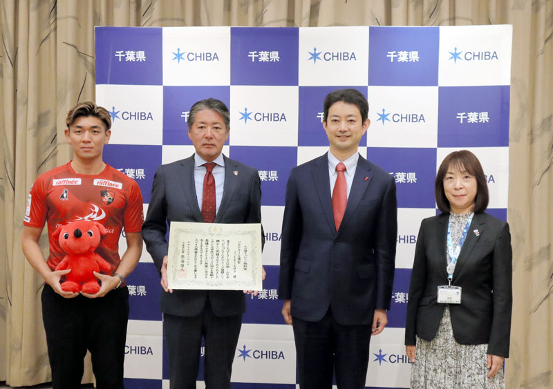 殊勲賞を受賞したバルドラール浦安の(左から)本石選手と塩谷代表=22日、県庁