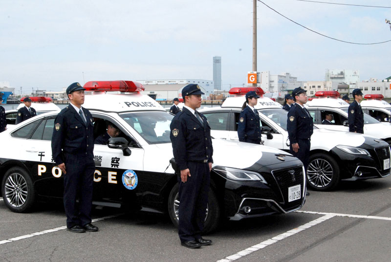 創設５０周年式典に参加し、決意を新たにした県警自動車警ら隊員＝２４日、千葉市中央区のハーバーシティ蘇我