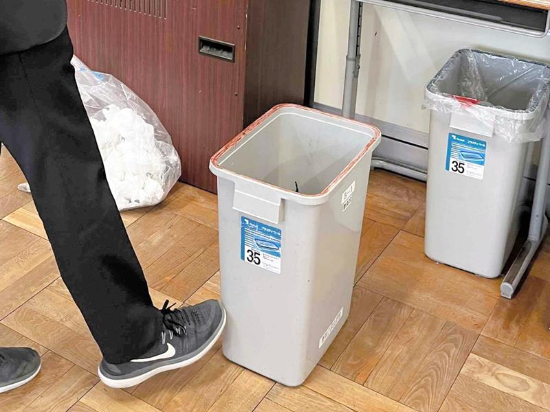 児童が抱きかかえられ入れられたごみ箱（松戸市教育委員会提供）
