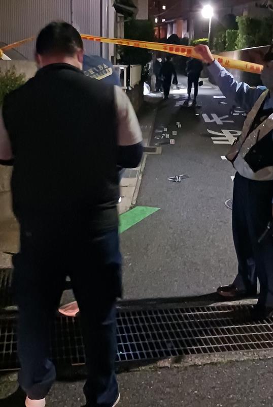 女性が倒れていた現場の路上付近を調べる捜査員＝１１日夜、千葉市若葉区若松町
