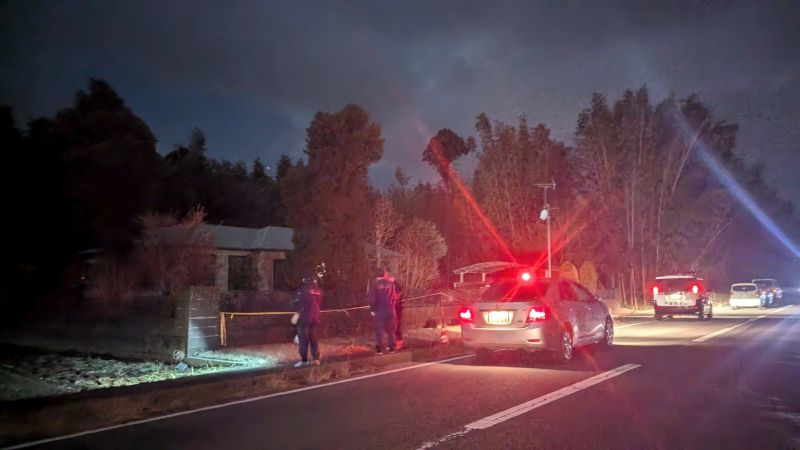 現場の住宅周辺を調べる捜査員＝３月１４日、成田市青山