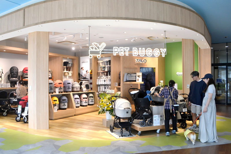 リニューアルで新たに設けたペットカートの専門売り場＝千葉市美浜区のイオンモール幕張新都心