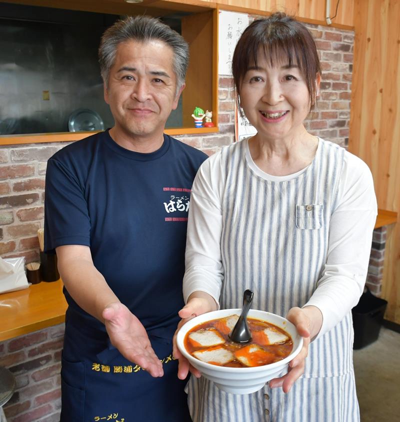 母から受け継いだ勝浦タンタンメンのチャーシューメンを紹介するはらだ富里店のきよみさん(右)と博之さん=富里市