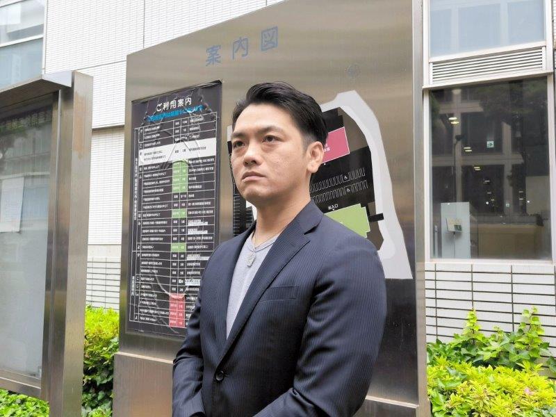 公判後、取材に応じる大島幸広さん＝１６日、千葉市中央区の千葉地裁前