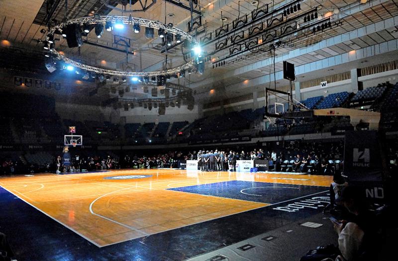 バスケットボールＢリーグ２部のプレーオフ決勝第３戦の試合前、会場が停電した千葉ポートアリーナ。試合は中止となった＝１９日午後５時１５分ごろ、千葉市中央区