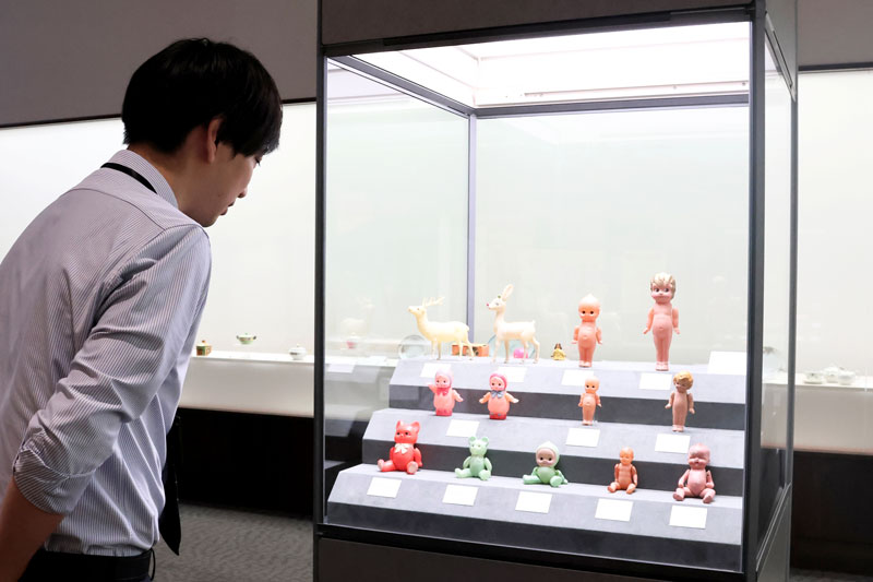 現在では珍しいセルロイド製のおもちゃなども鑑賞できる=東金市の城西国際大学千葉東金キャンパスの水田美術館