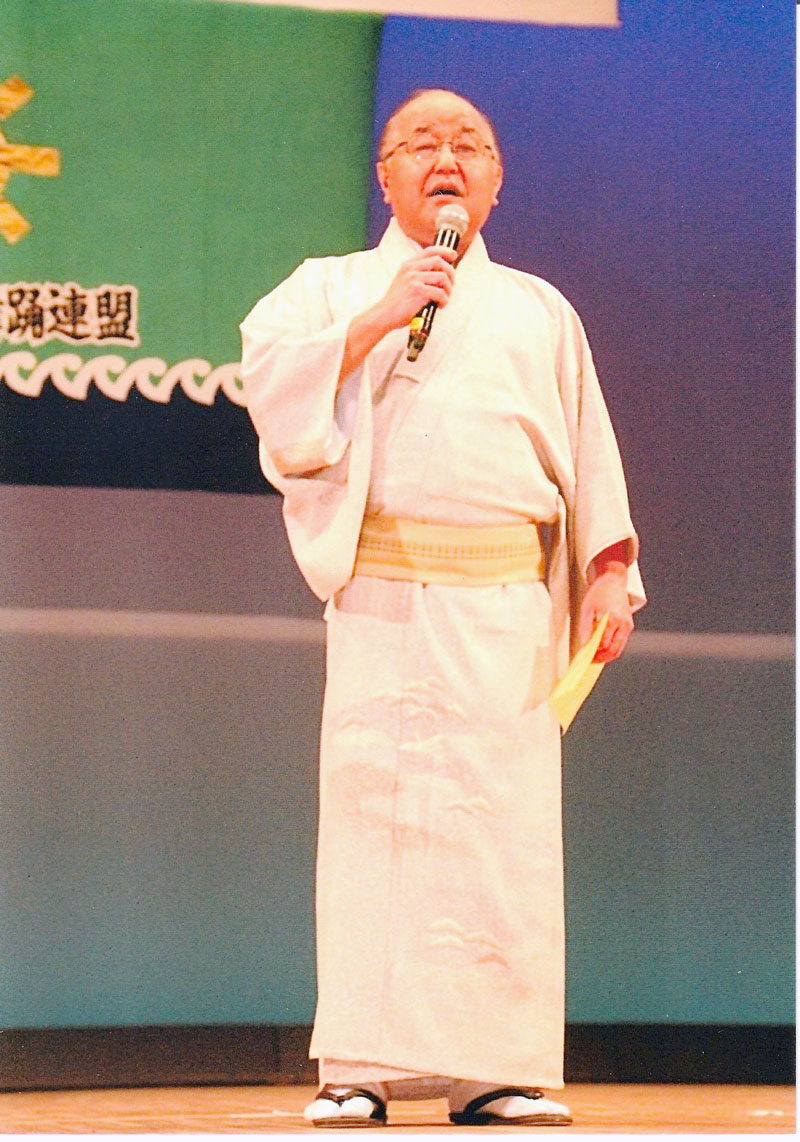 民謡のステージでの大塚さん(本人提供)