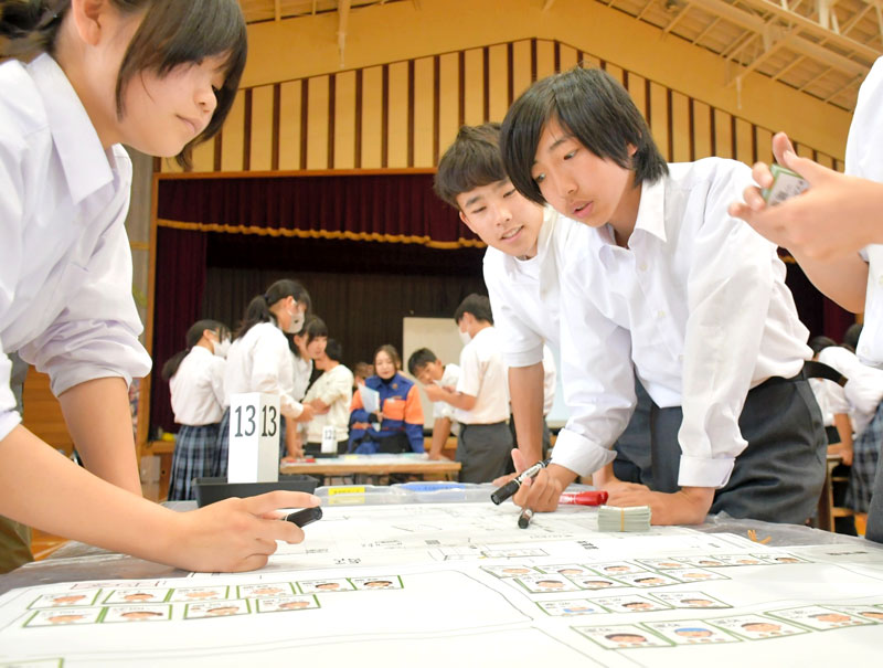 大規模災害に備え、避難所開設の図上訓練が行われた。人や物の配置の検討作業に臨んだのは、大人でなく中学生。平日日中に手薄になる災害対応の担い手として注目され、主体的な取り組みを通じて災害に対する意識を高めた=栄町