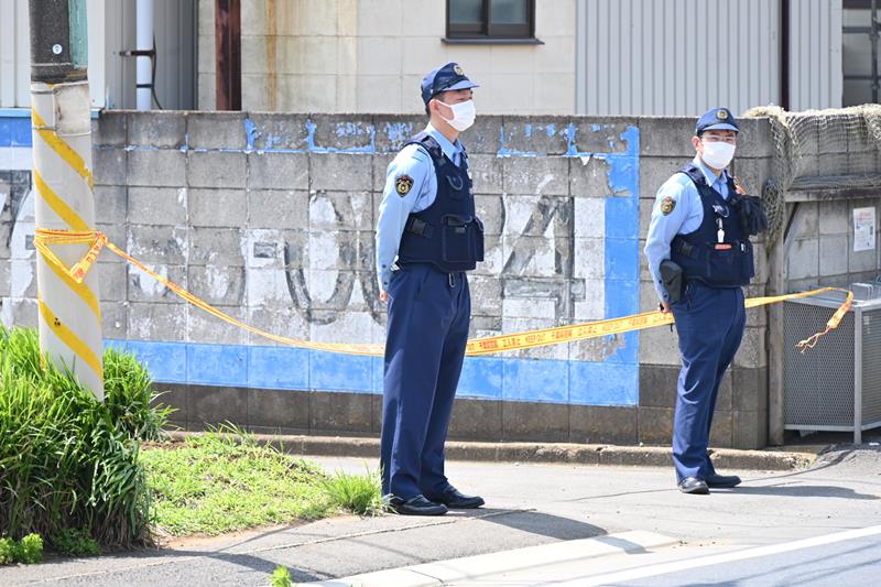 現場近くの道路は規制されている＝２０日午前１０時１５分ごろ、船橋市