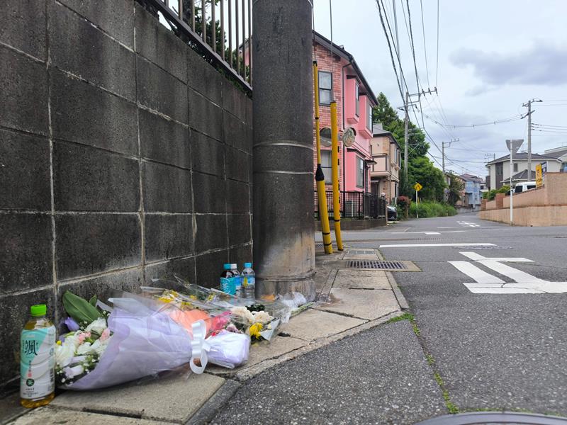 事件現場には花束が手向けられていた=14日午後0時10分ごろ、千葉市若葉区