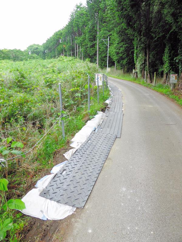 住民が再度の残土埋め立てを憂慮する現場への搬入路となる市道には業者側によるものとみられる補強が。市は無許可の道路占有に当たる可能性があるとみて指導した＝２３日、市原市海保