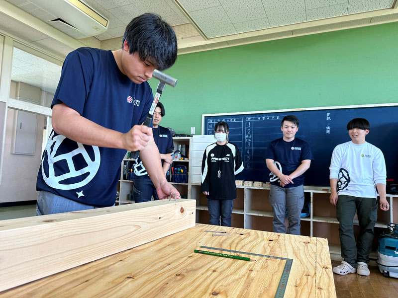 昨年に開校した多能工職人育成学校で技能を学ぶ生徒。他社の社員も受け入れ、泊まり込みで技能向上を目指す=香取市(ハウジング重兵衛提供)