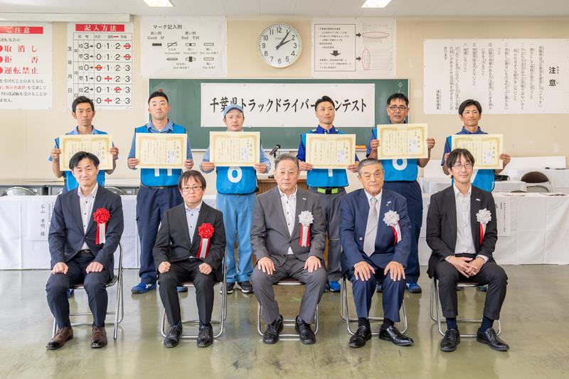 上位入賞者ら＝県運転免許センター