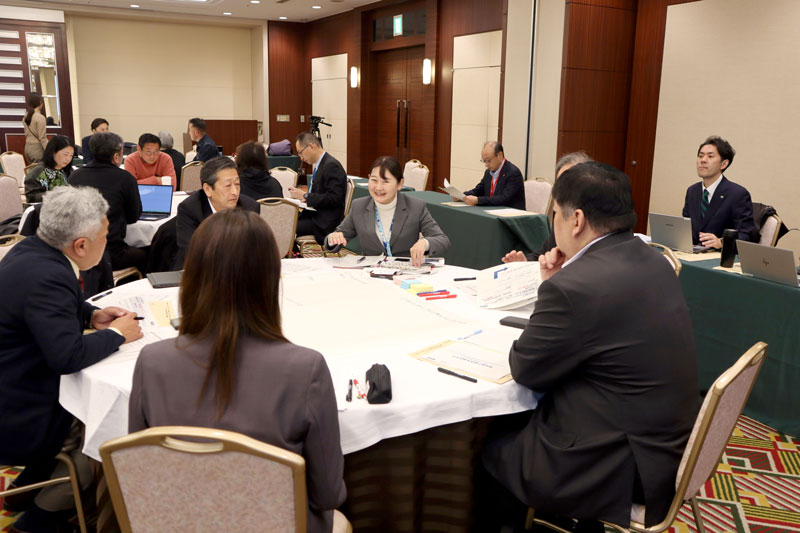 3月に開かれた宿泊事業者によるワークショップ。県内観光の方向性などを話し合った=千葉市中央区