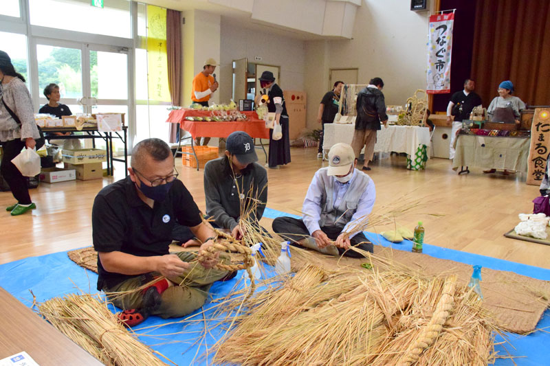 縄ない体験や飲食、野菜、雑貨販売のブースが並んだ長南つなぐ市＝長南町