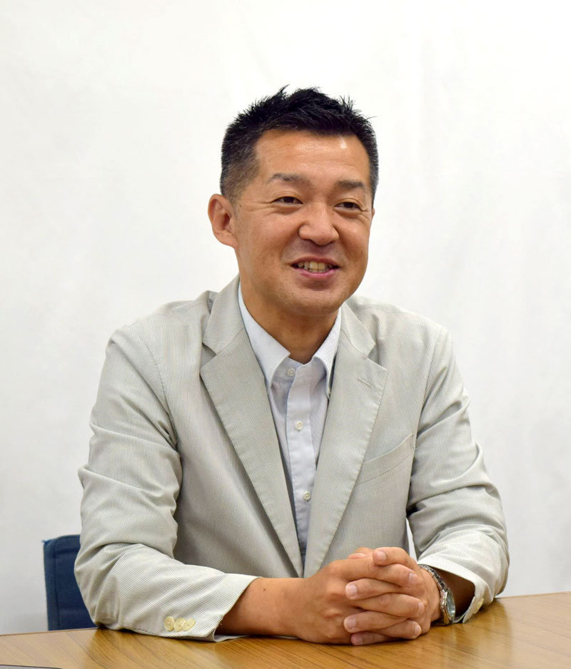 津曲俊明氏