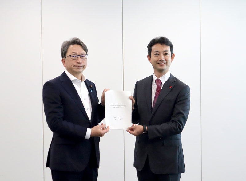 平デジタル相（左）に要望書を手渡す熊谷知事＝１６日、デジタル庁