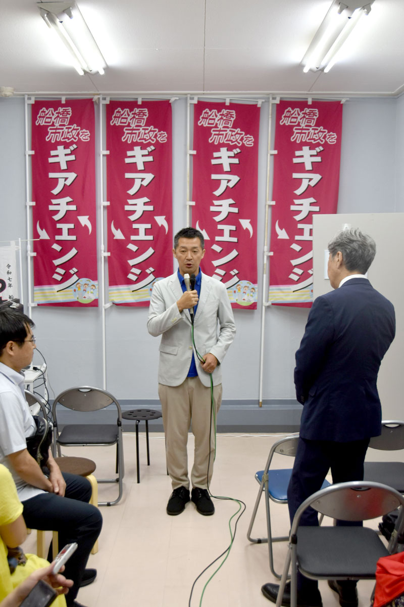 落選が確実となり、支援者にあいさつする津曲氏＝２２日夜、船橋市