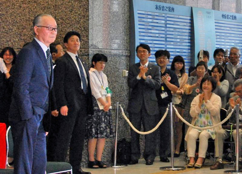 長嶋さんは２０１３年５月に県民栄誉賞を受賞し、県庁で開かれた表彰式には多くのファンが駆け付けた