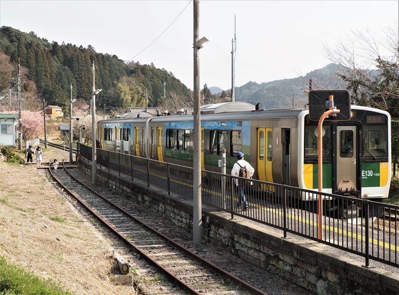 上総亀山駅に停車する久留里線＝君津市