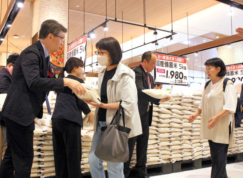 イオンスタイル幕張新都心で販売された備蓄米を手にする客＝２日、千葉市美浜区