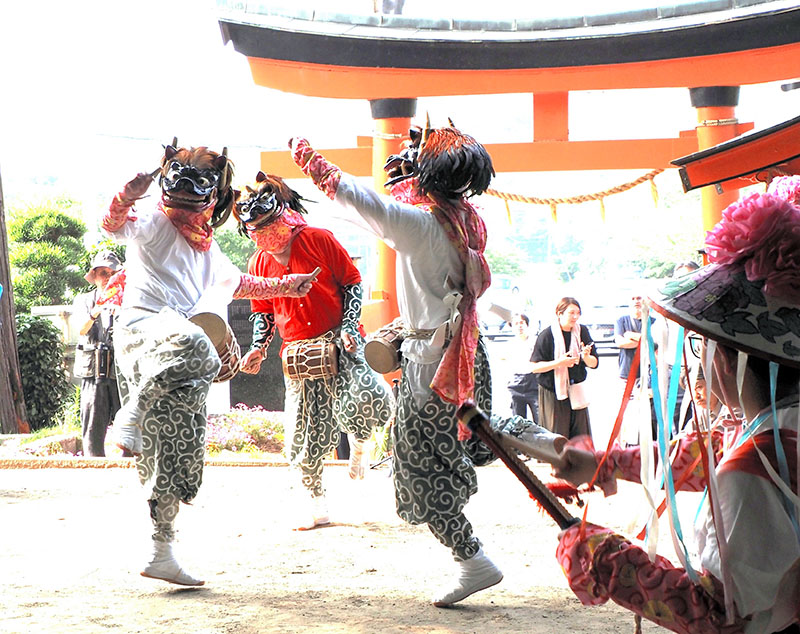 獅子役が躍動感あふれる踊りを披露した羯鼓舞=6日、富津市