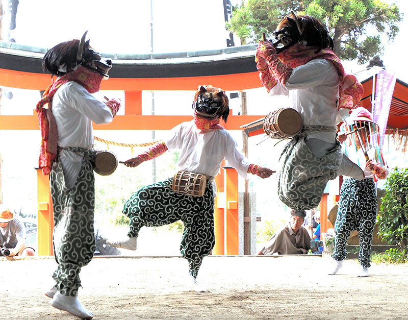 跳びはねながら獅子役が勇壮に踊った羯鼓舞=6日、富津市