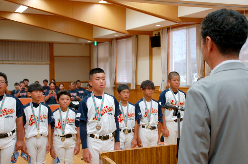 誓いの言葉を述べる河内主将＝市原市の千種コミュニティセンター