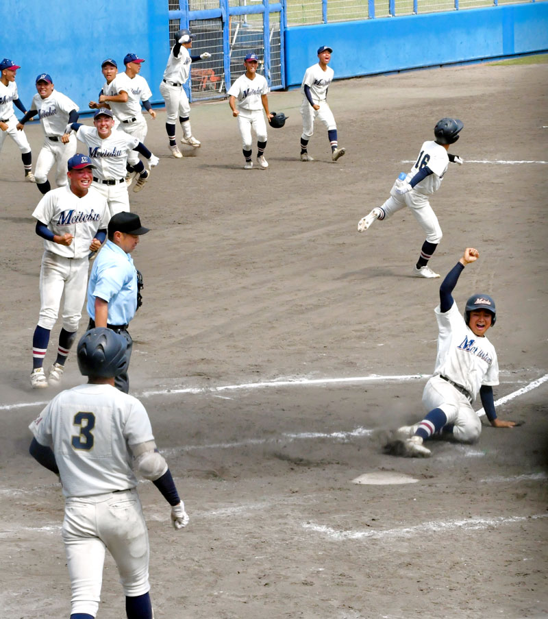 千葉日大一―千葉明徳 9回裏千葉明徳1死二塁、田宮の左中間への二塁打で二走吉田敬が生還してサヨナラ勝ちし、喜ぶ千葉明徳ナイン=長生の森