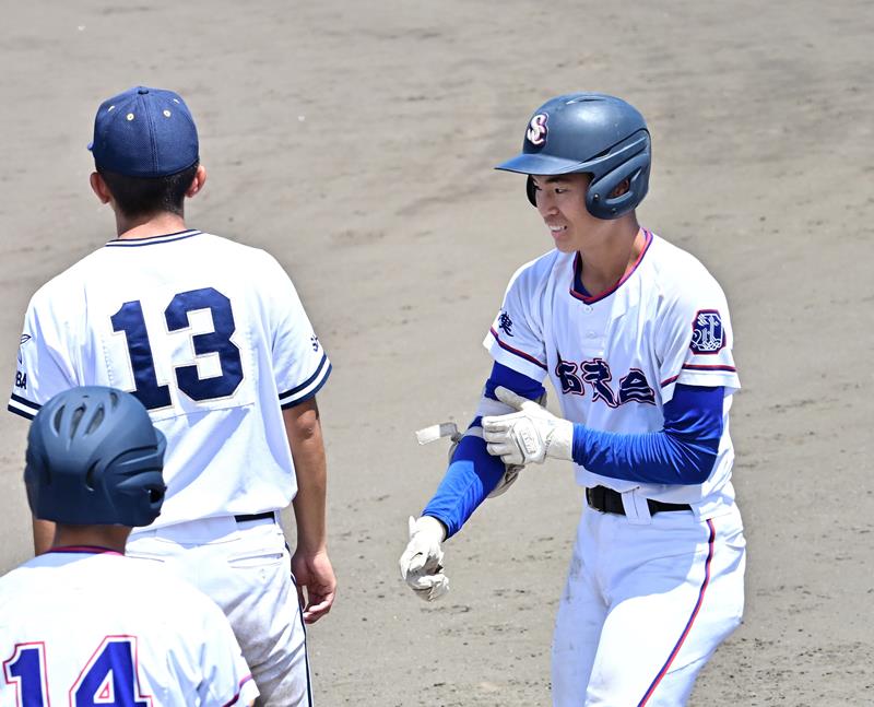 東京学館―西武台千葉　５回裏西武台千葉１死三塁、勝ち越し打を放った西武台千葉・佐藤（右）＝柏の葉