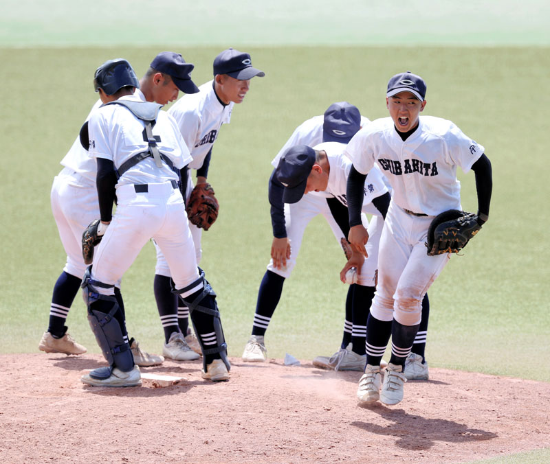 千葉北―習志野 6回裏にマウンドに集まったナインを鼓舞する千葉北・比田勝(右)=ゼットエー