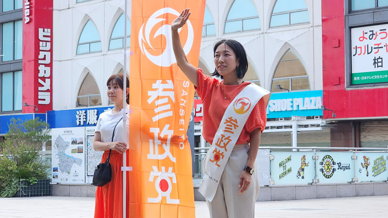 柏駅東口で陣営関係者と有権者にあいさつする中谷氏（右）＝２１日、柏市