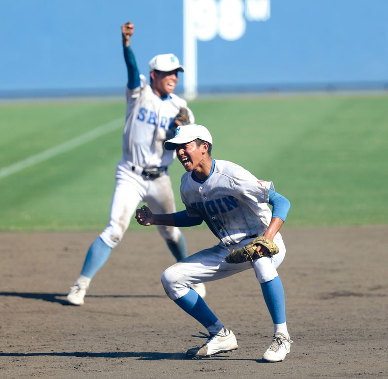 八千代松陰－千葉黎明　９回裏千葉黎明２死一塁、最後の打者を三ゴロに打ち取り、喜ぶ八千代松陰・石倉（手前）＝県総合ＳＣ