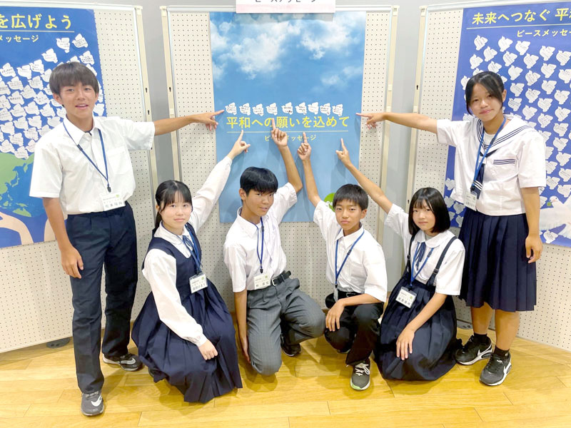 自ら書いたピースメッセージを指さす平和大使＝２８日、市原市役所