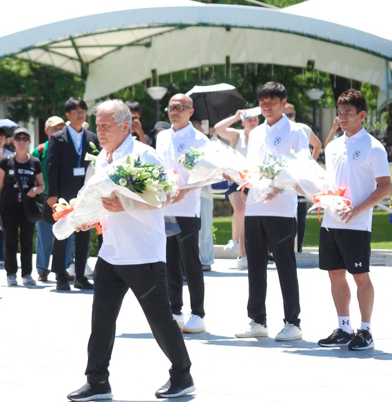試合の前に、献花のため原爆慰霊碑に向かうジーコさん=27日、広島市の平和記念公園