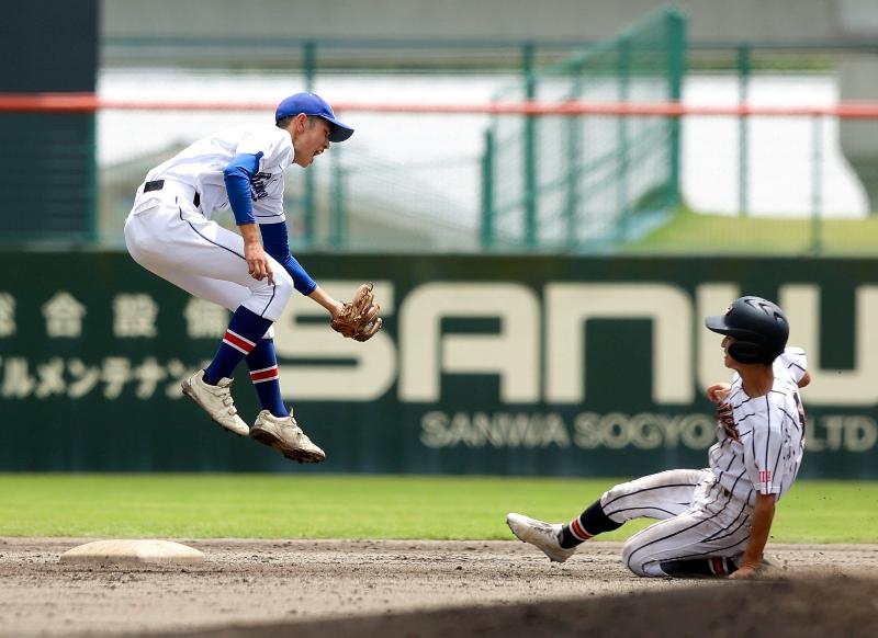 検見川―千葉敬愛　８回裏千葉敬愛２死一塁、鈴木が二盗を決める。遊撃手尾崎＝１７日、なごみの米屋ぴーちゃんフィールド大谷津