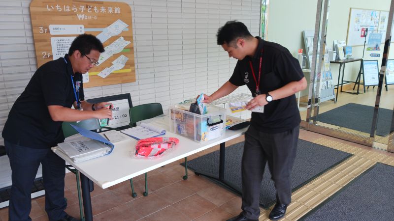 避難所の設置を進める市原市職員＝午前１０時５０分ごろ、市原市更級のいちはら子ども未来館