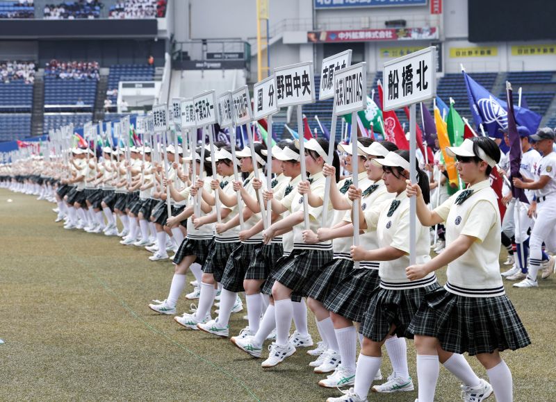 校名プラカードを手に行進する植草学園大付の女子生徒たち＝ＺＯＺＯマリン