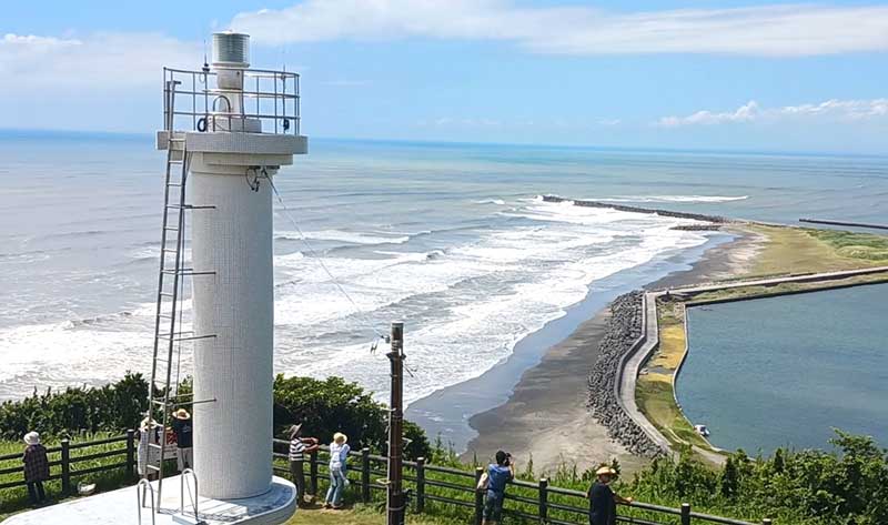 旭市・刑部岬の高台では避難した人々らが海の様子を見つめていた＝３０日午前１１時２０分ごろ、同市飯岡刑部岬展望館から撮影