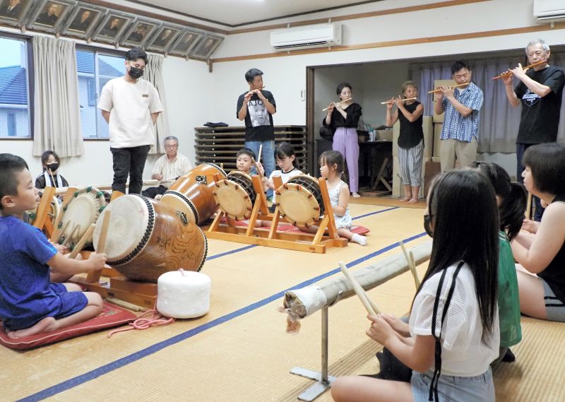 約３０年前に途絶えた伝統を再び―。地域の夏祭りを彩ったおはやしの笛を復活させようと、富津市の住民が立ち上がった。２０日の祭礼に向けて練習に汗を流している＝同市