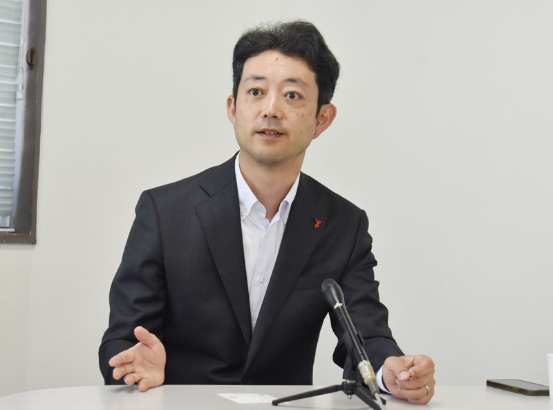 参院選の結果を受け、取材に応じる熊谷知事=21日、千葉市中央区