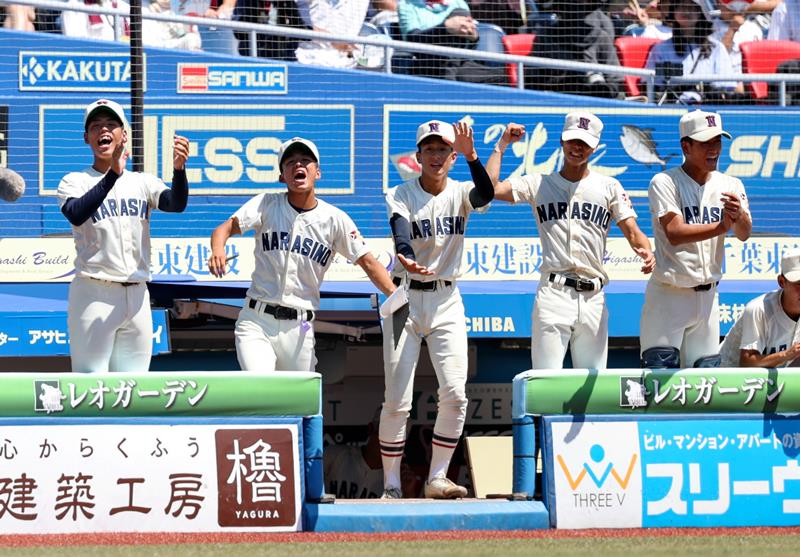ベンチから声援を送る向井(左)ら習志野ナイン=ZOZOマリン