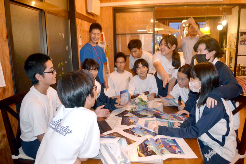 すずらん通りでのイベントに向け、話し合いをする八街推し活クラブのメンバー=八街市