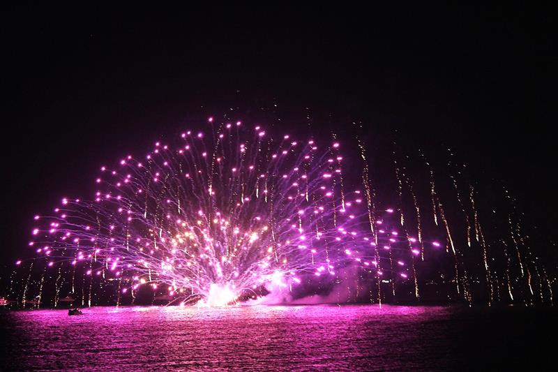 館山湾花火大会の水中花火＝８日夜、館山市