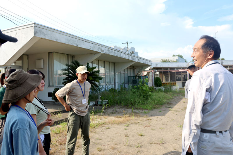 旧白里幼稚園を見学する大学生=20日、大網白里市