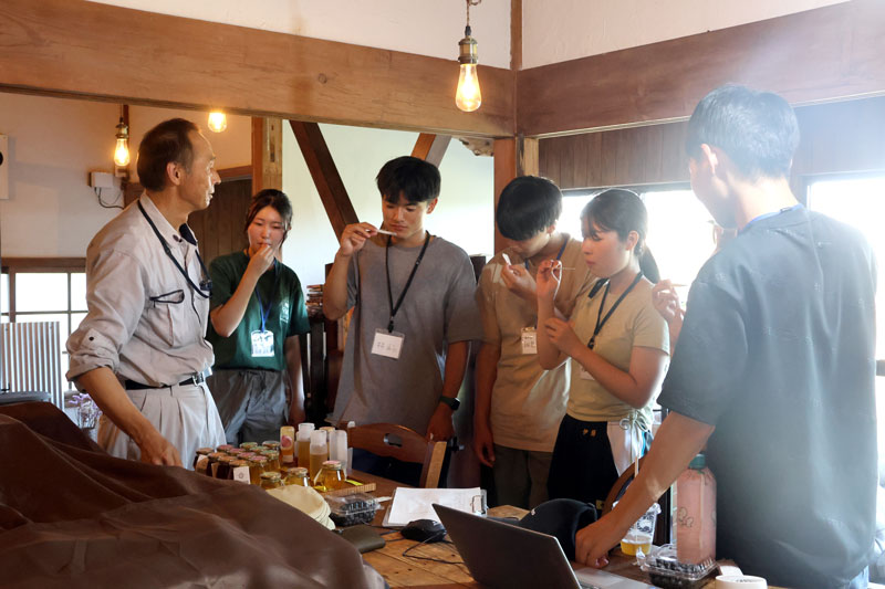 複数の蜂蜜を食べ比べる大学生=20日、大網白里市